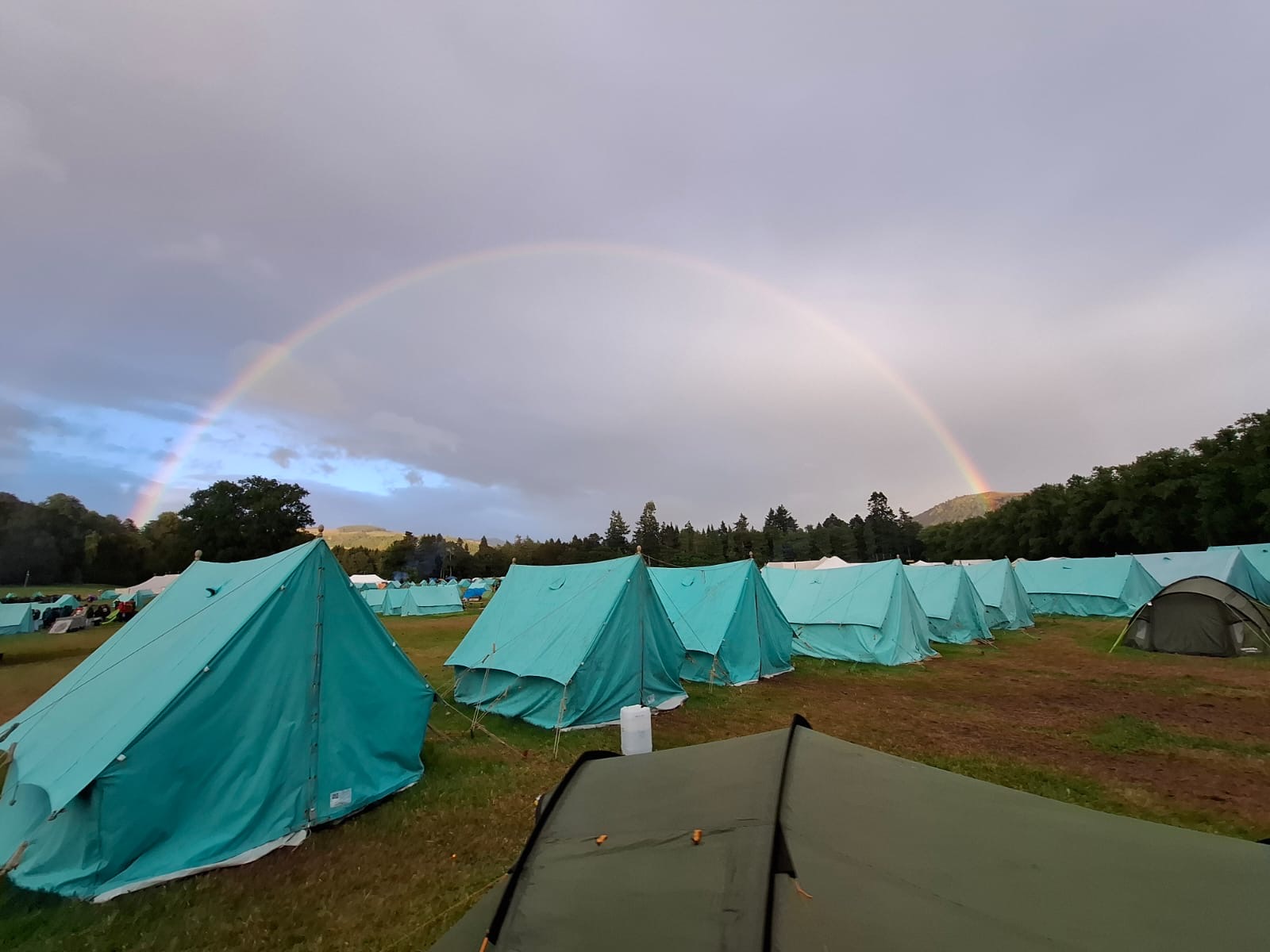 Regenbogen über Zelte